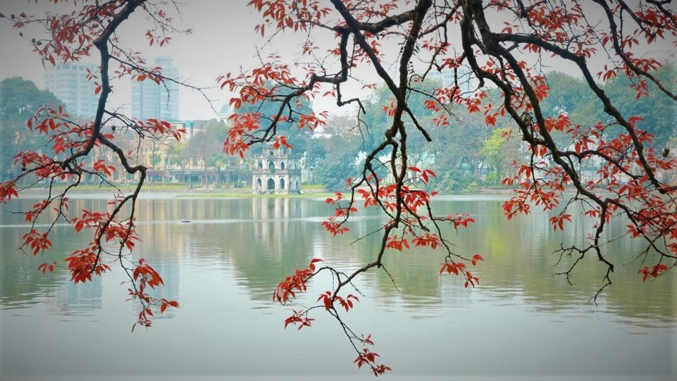 Chen chuc nhau chup bang lang mua thay la o Ha Noi hinh anh