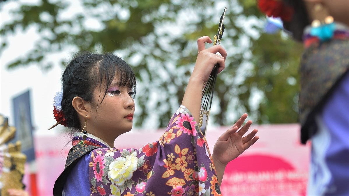 Gioi tre hao hung voi le hoi hoa anh dao ben ho Guom hinh anh