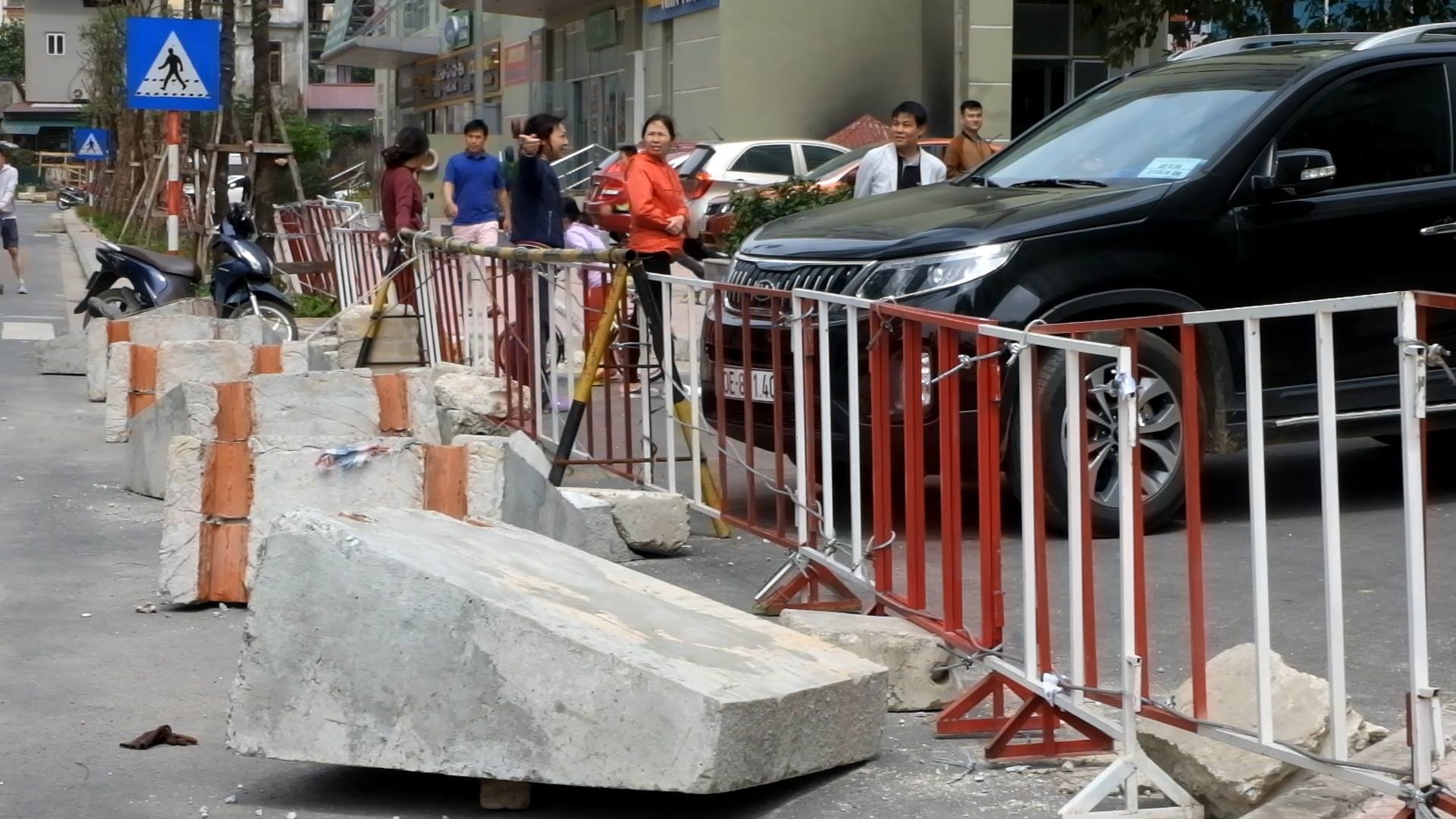 Nguoi dan vac ghe chan duong dang tranh chap tai 2 khu chung cu hinh anh