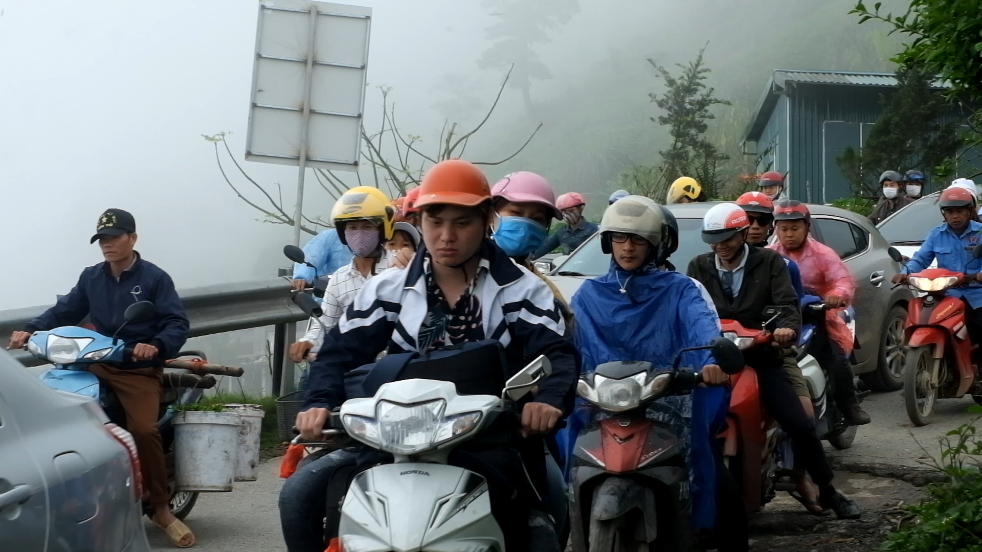 Duong len Tam Dao tac cung ngay nghi le hinh anh