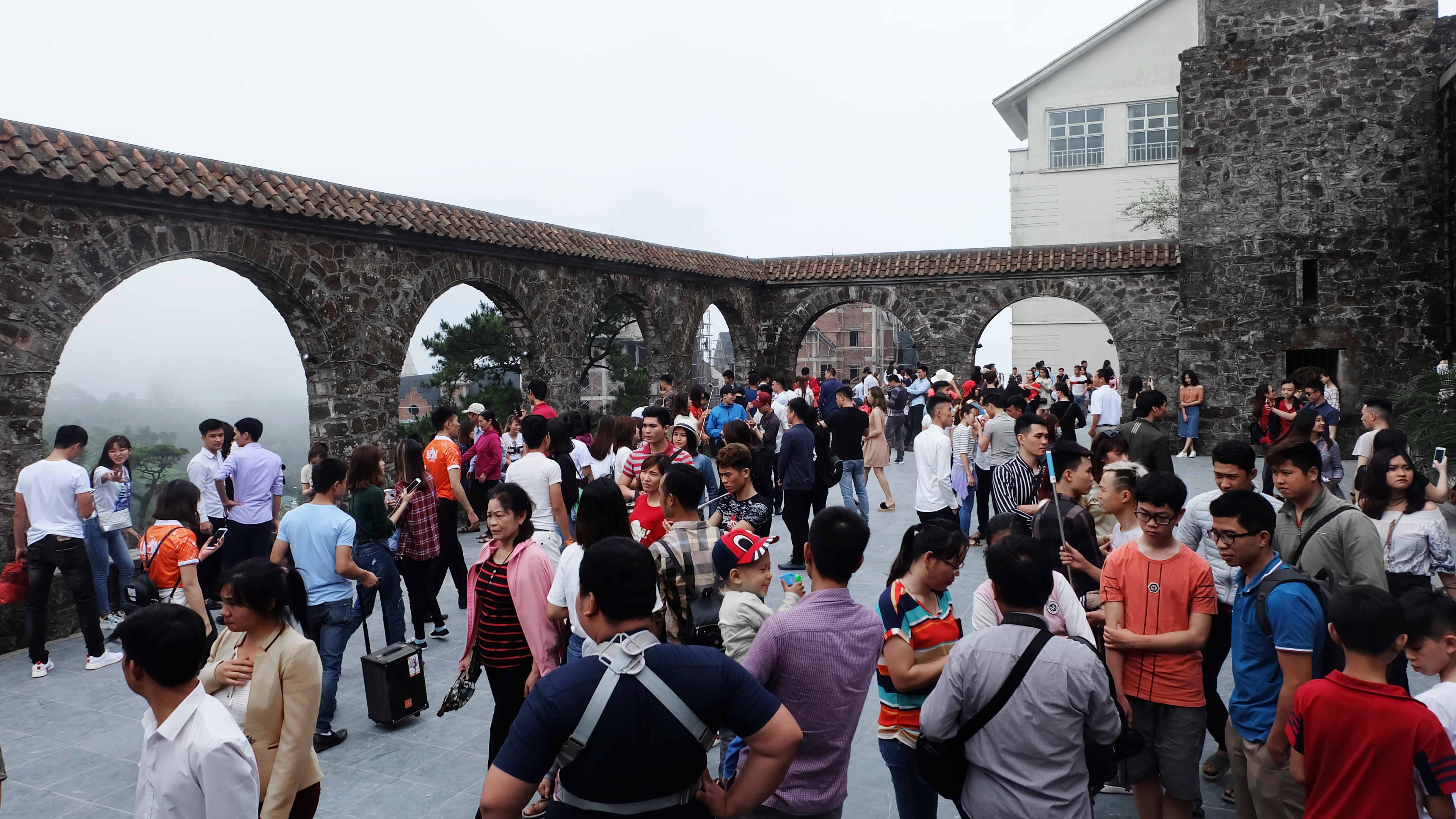 Gioi tre do xo len Tam Dao ngay nghi le hinh anh