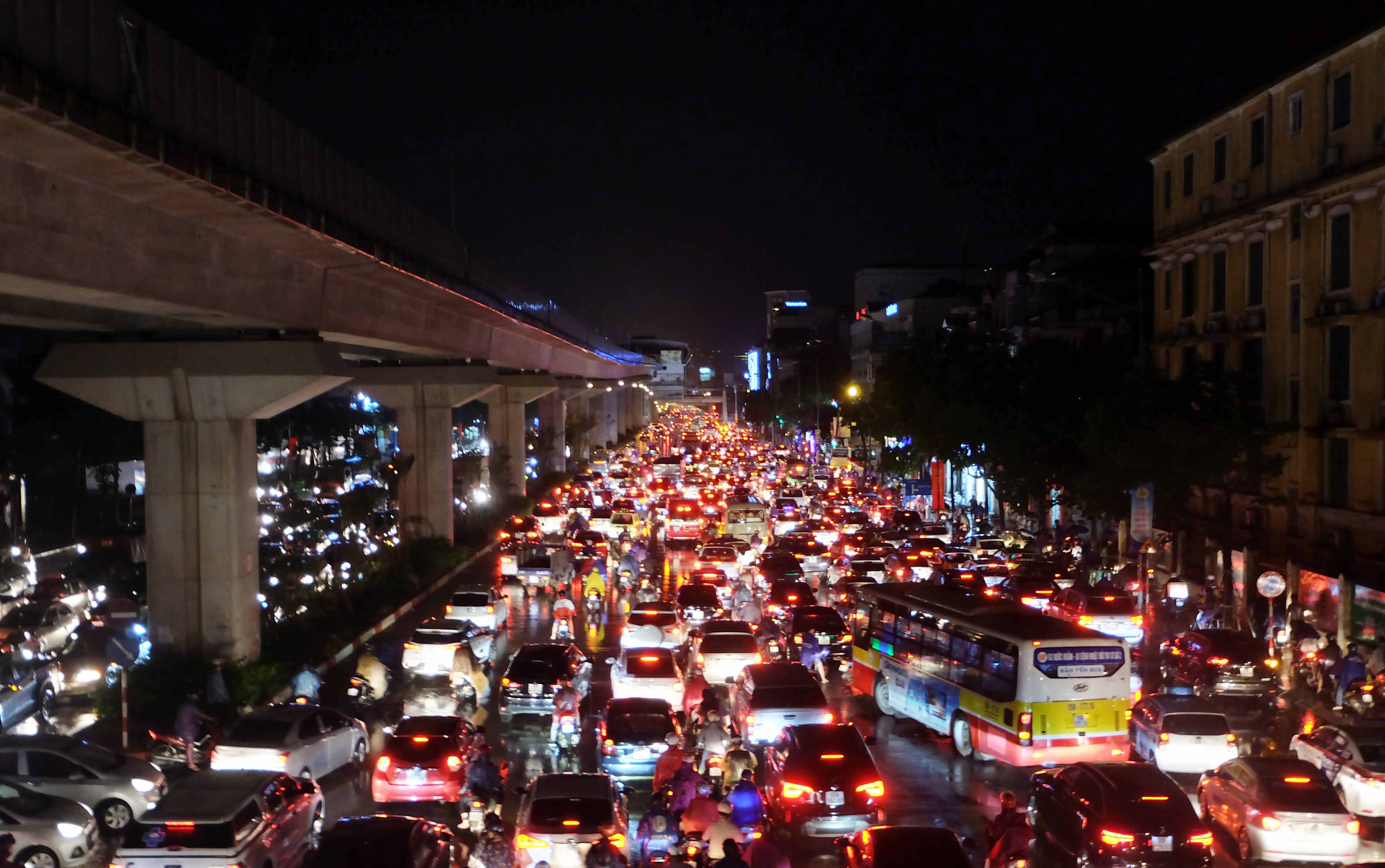 Nhieu tuyen duong Ha Noi un tac hang gio sau mua dong hinh anh