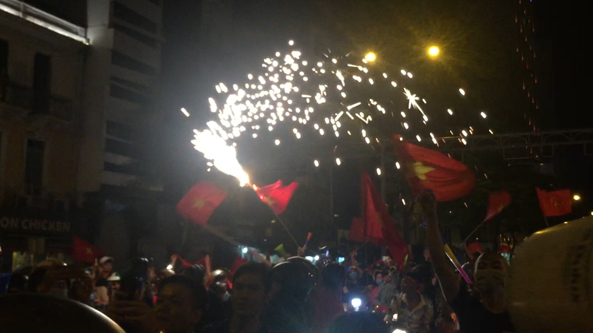 Trung tam Sai Gon on ao boi phao sang va tieng ken hinh anh