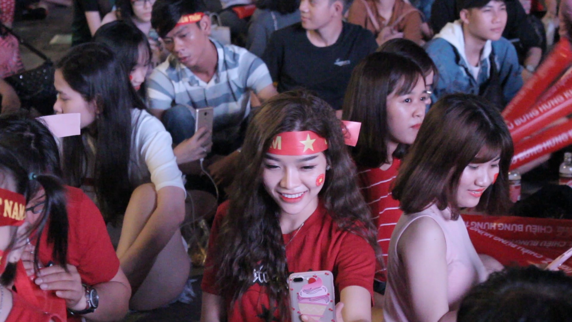 Nguoi Sai Gon tap trung ve pho di bo Nguyen Hue xem Olympic VN hinh anh