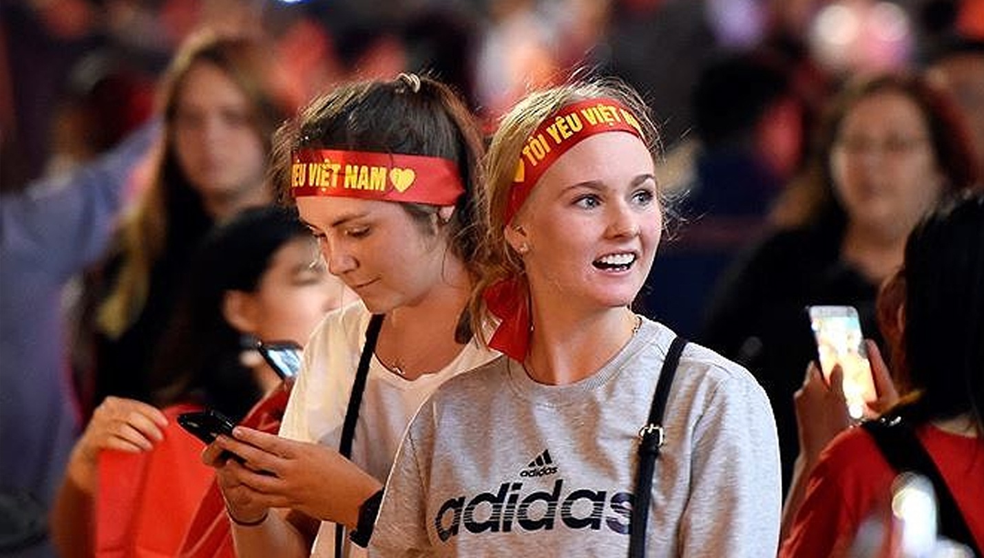 Du khach nhay mua an mung chien thang cua Olympic Viet Nam hinh anh