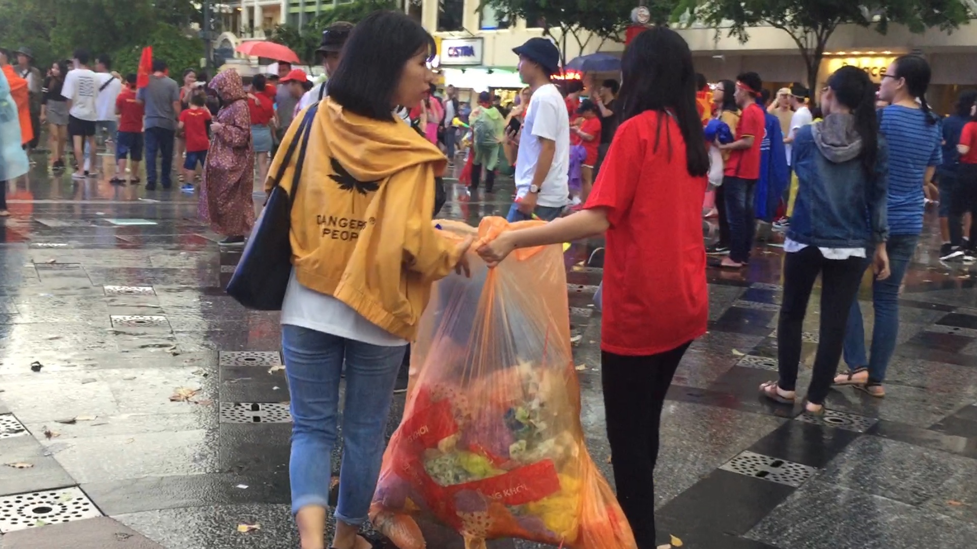 CDV Sai Gon nhat rac, don dep pho di bo Nguyen Hue hinh anh