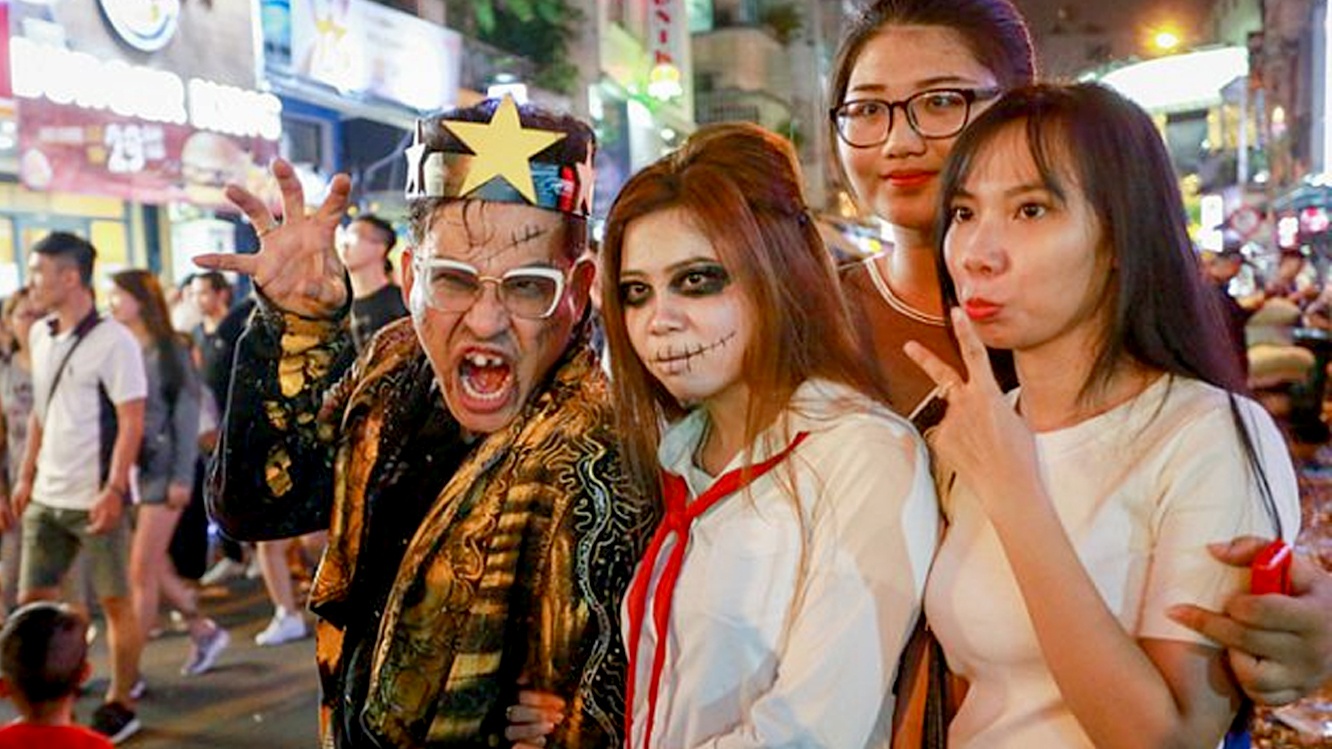 Pho Tay Bui Vien ngap tran 'ma quy' ngay Halloween hinh anh