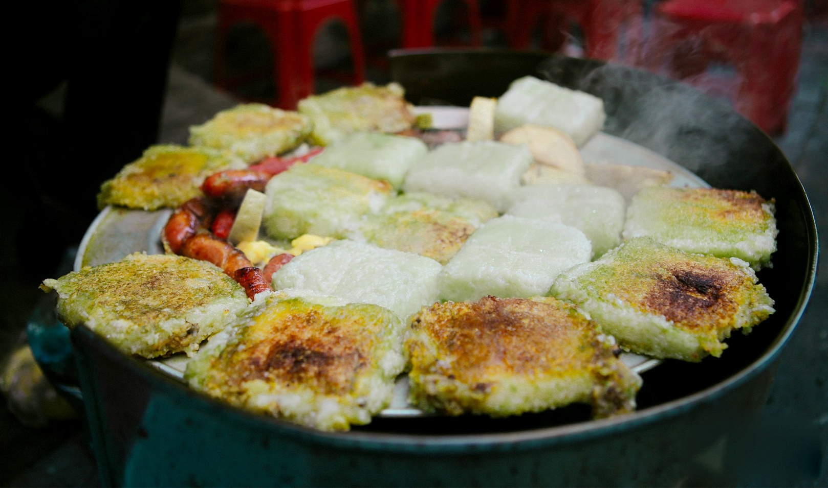 Banh chung ran, quay nong am long mua dong Ha Noi hinh anh