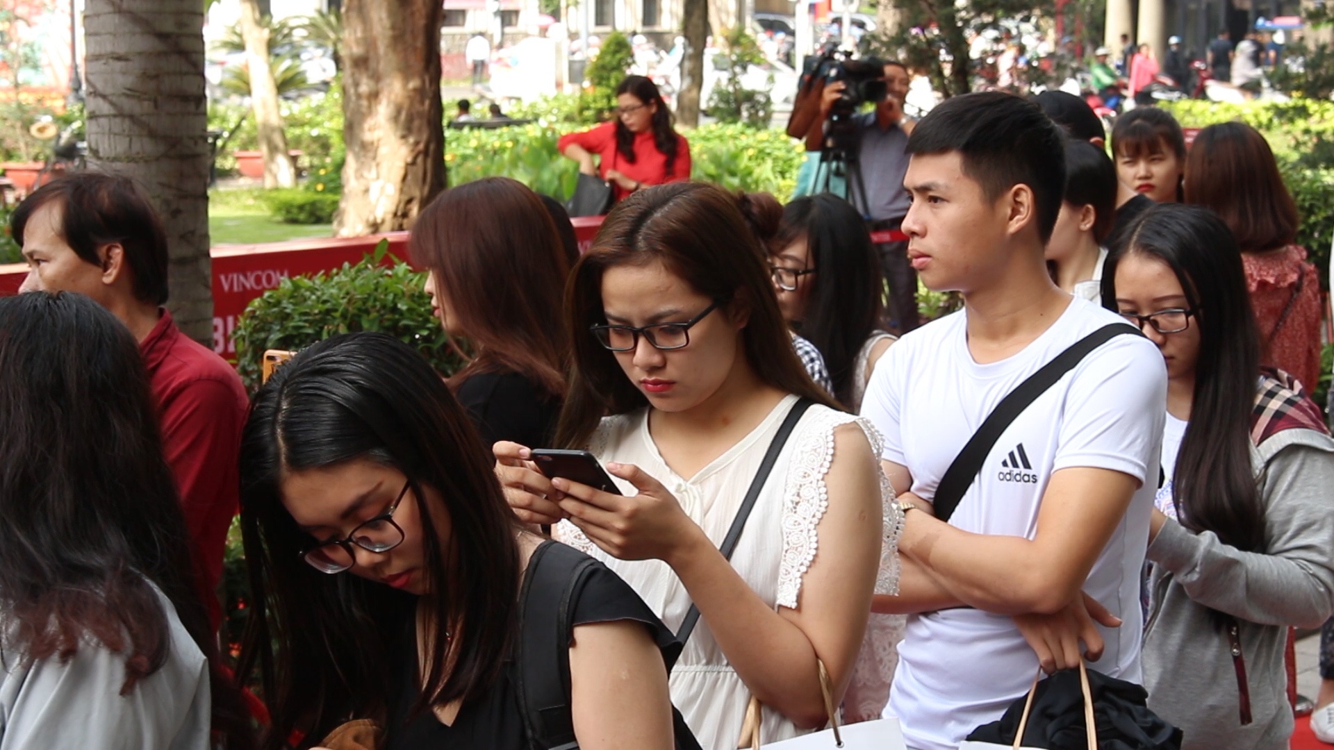 Xep hang hon 3 tieng cho mua hang giam gia Black Friday tai Sai Gon hinh anh