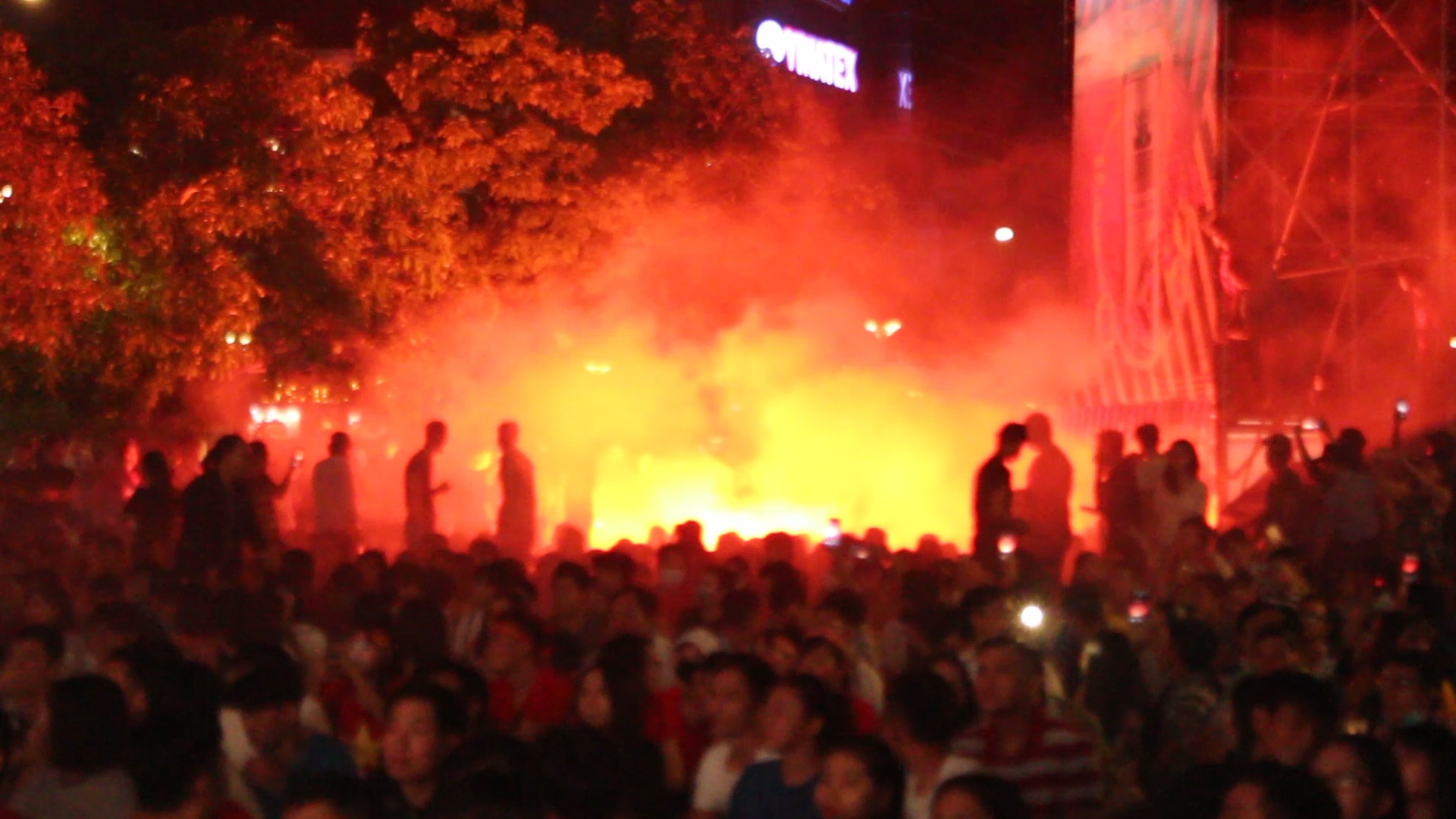 CDV Sai Gon vo oa, dot phao sang an mung ban mo ty so hinh anh