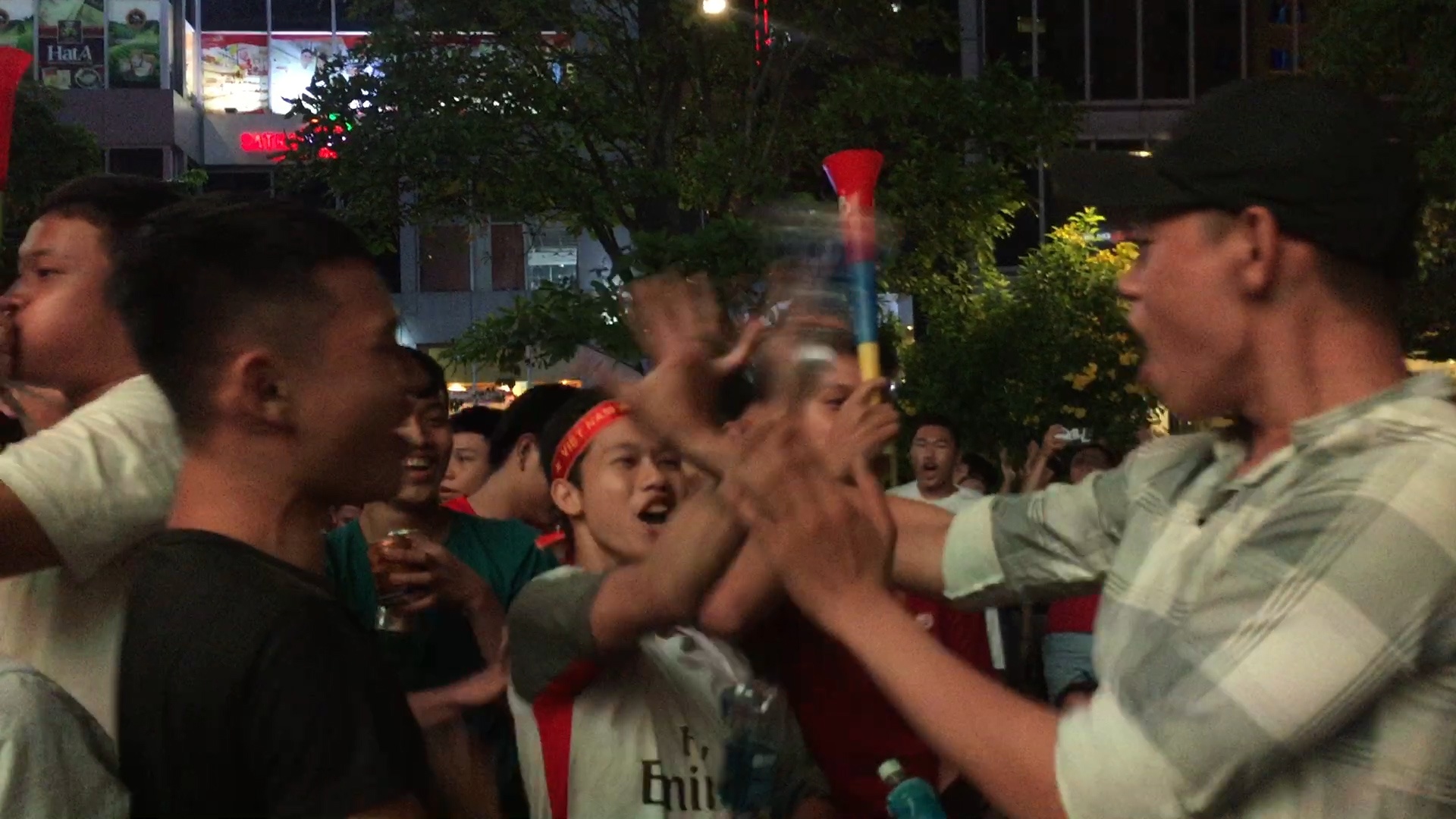 Pho Nguyen Hue vo oa khi doi nha ghi 2 ban thang lien tiep hinh anh