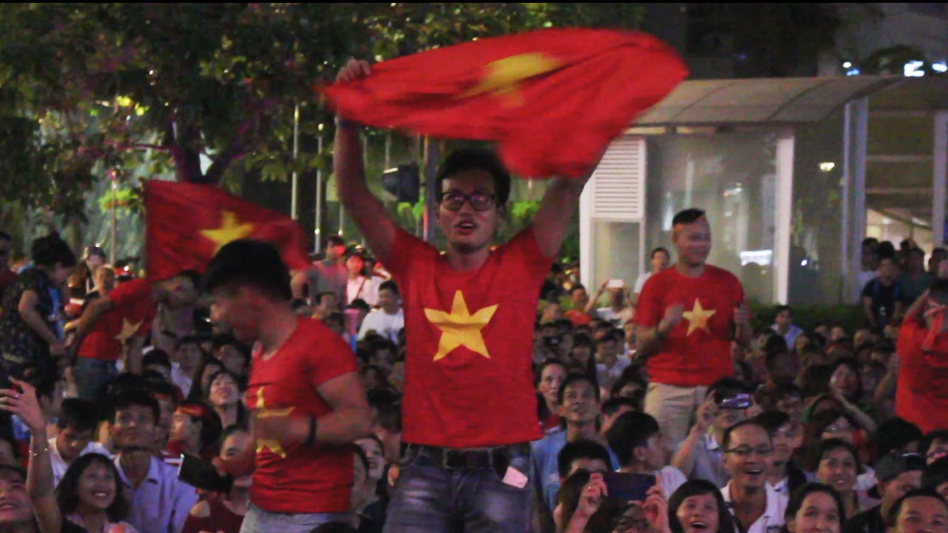 Muon van cam xuc cua CDV Viet Nam truoc chien thang cua doi nha hinh anh