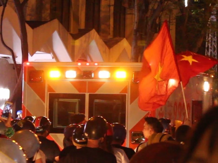 Nua dem, xe cuu thuong ket giua dong nguoi 'di bao' o Sai Gon hinh anh