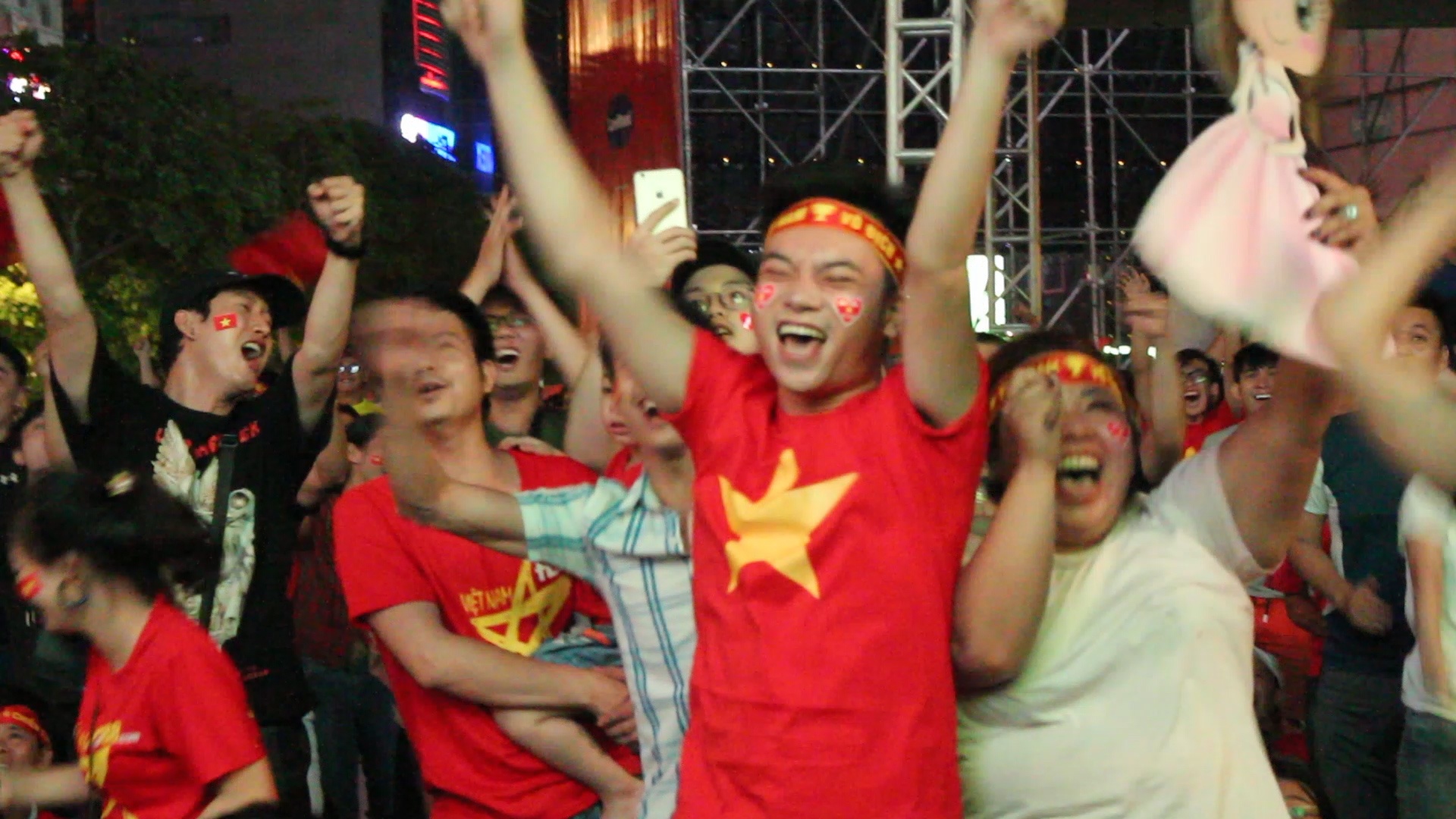 Pho di bo Nguyen Hue no tung sau 2 ban thang lien tiep cua Viet Nam hinh anh