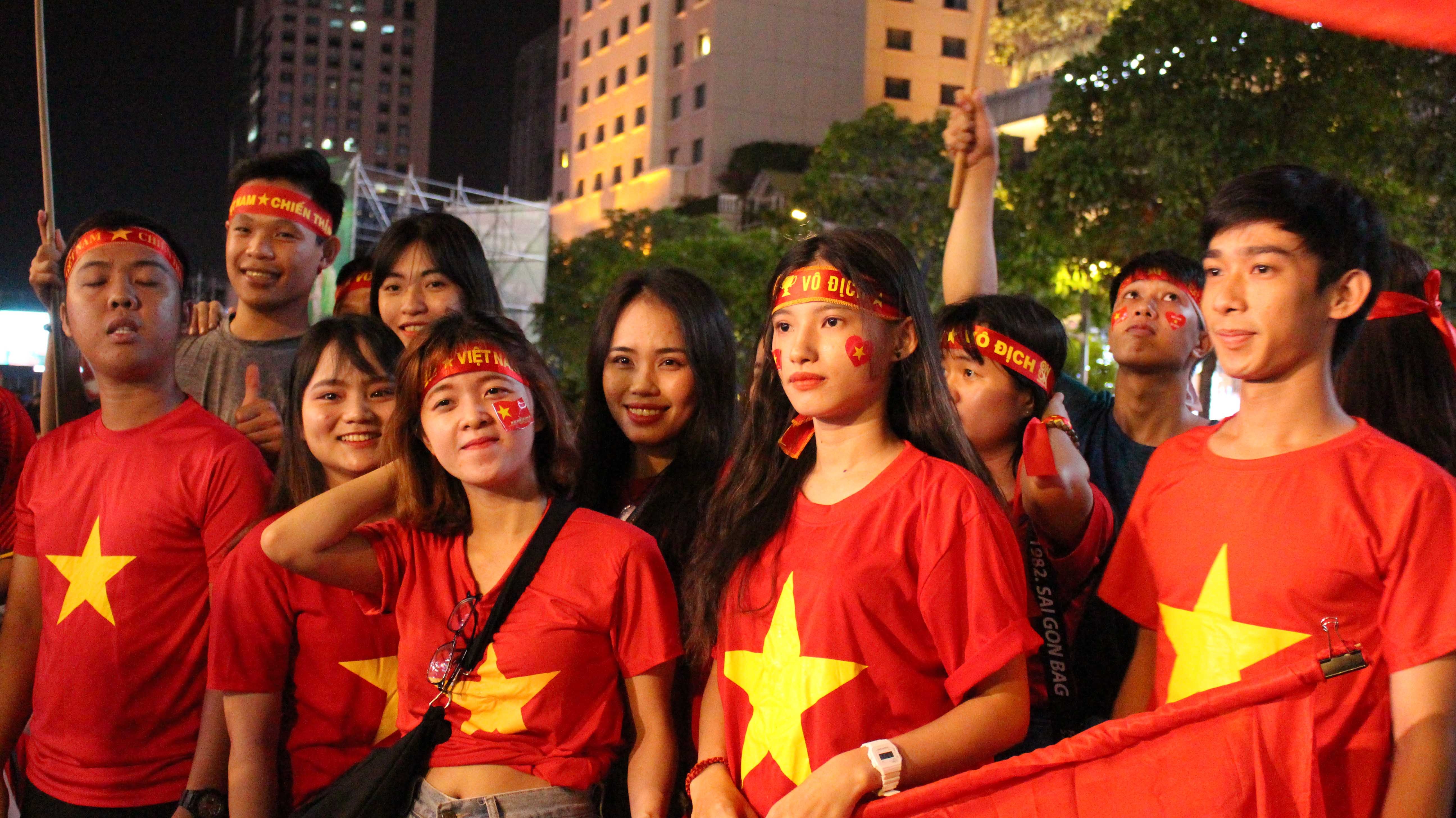 Co dong vien Sai Gon nhuom do pho di bo Nguyen Hue hinh anh