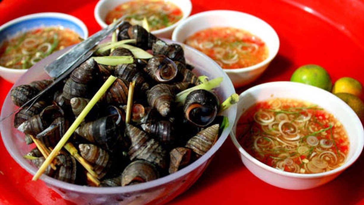 Troi lanh buot, keo nhau thuong thuc cac quan oc ngon nuc tieng Ha Noi hinh anh