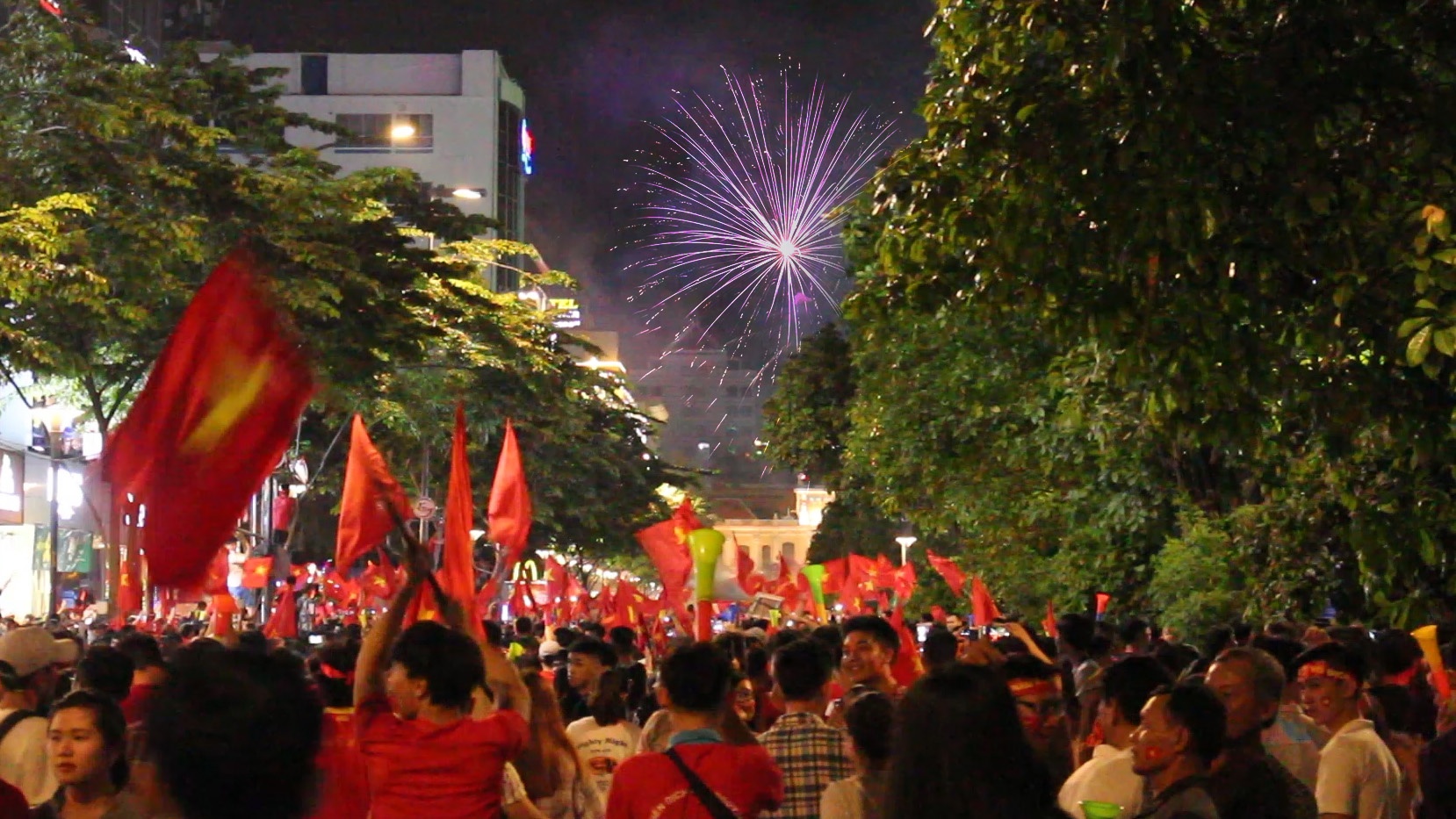 CDV Sai Gon ban phao hoa an mung 'khoanh khac vang' hinh anh