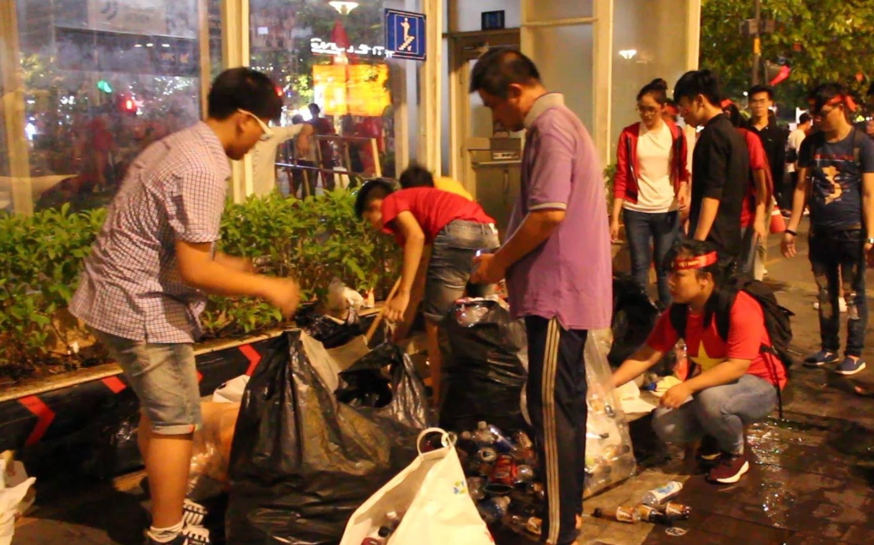 'Biet doi' tham lang don rac o pho Nguyen Hue sau tran chung ket AFF hinh anh