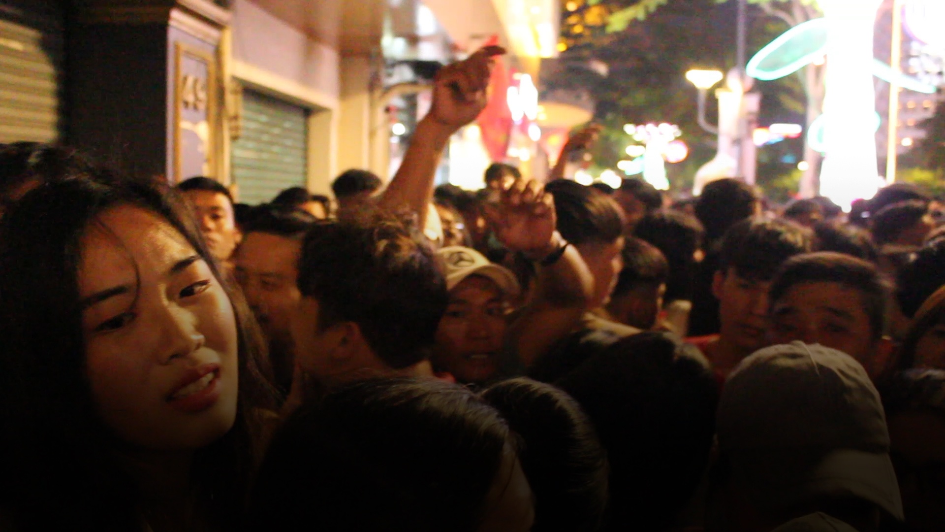 Canh tuong 50.000 nguoi chen chuc don giao thua tai pho Nguyen Hue hinh anh