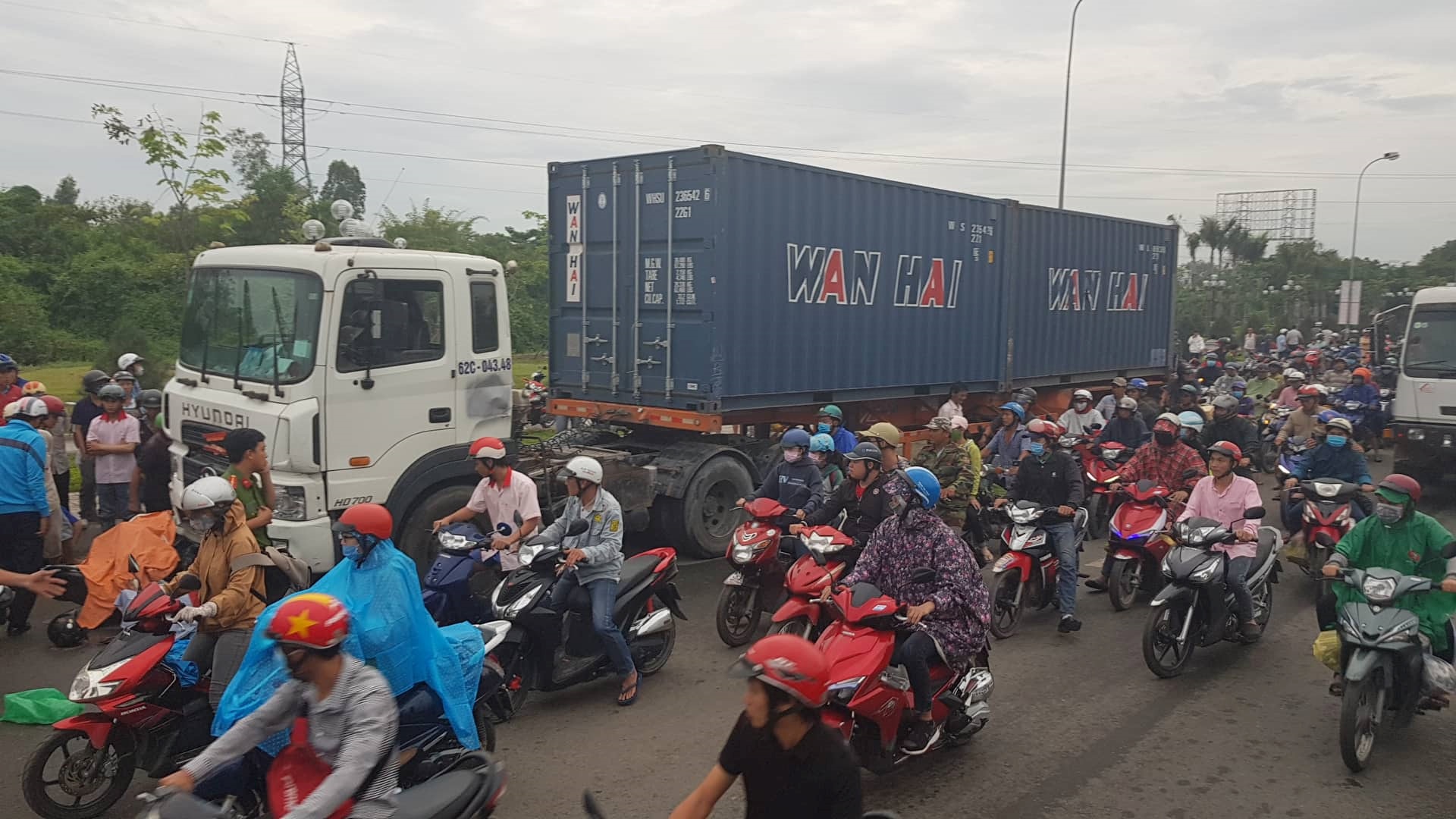 Toan canh vu xe dau keo container tong 4 nguoi tu vong hinh anh