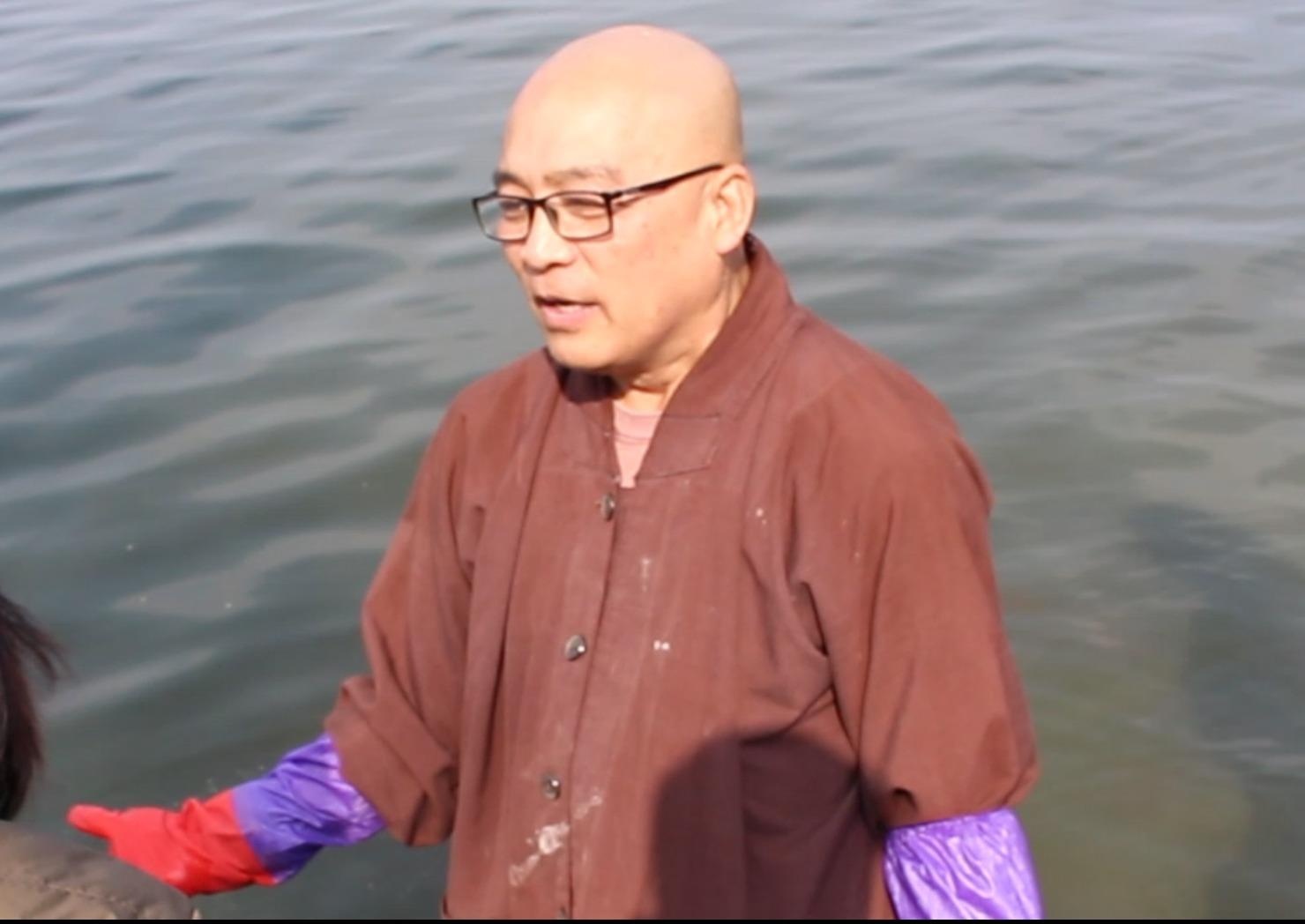 Nha su bam tru ho Tay xin tro, rac nguoi tha ca tien Tao quan hinh anh