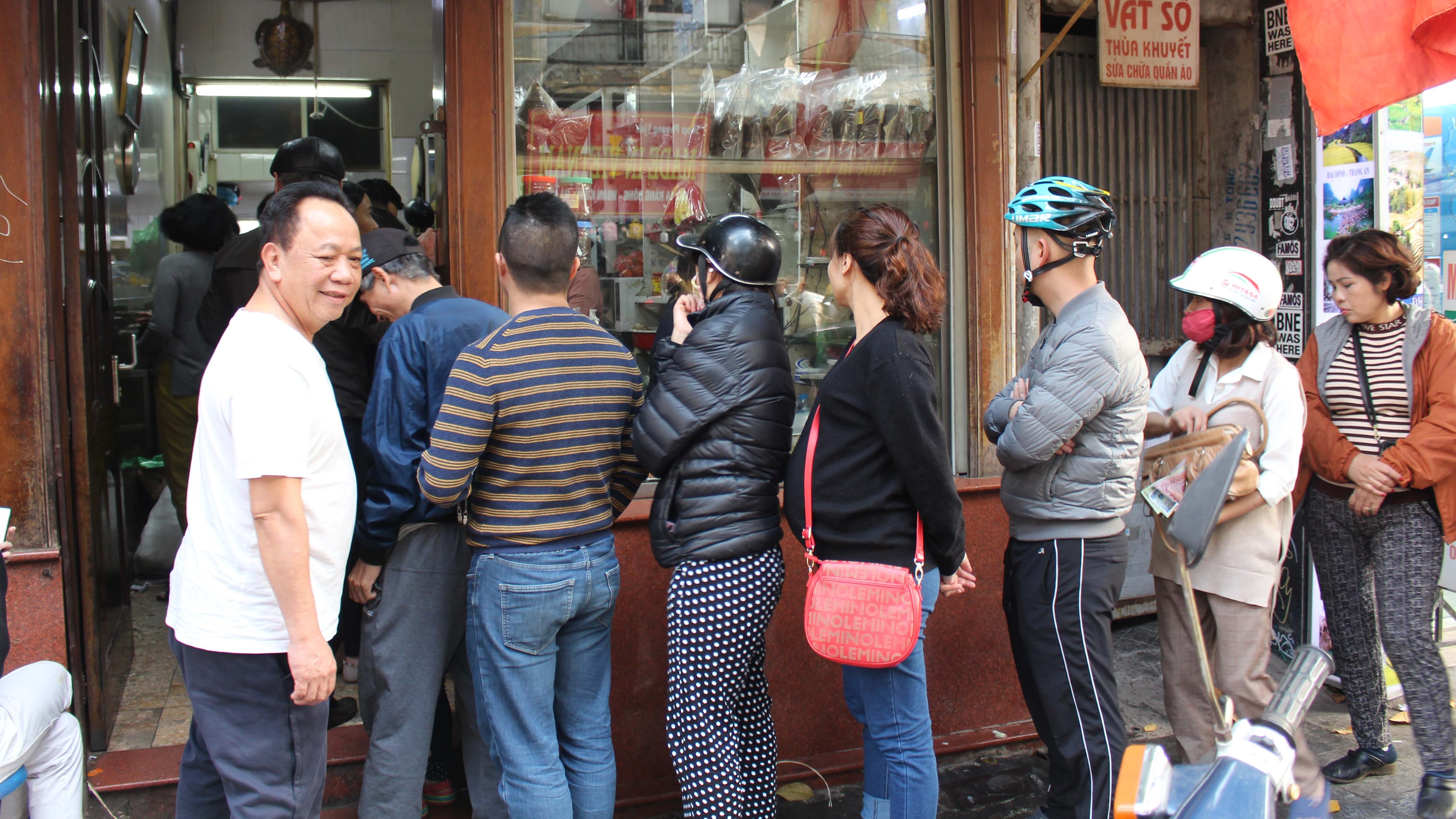 Xep hang dai mua banh chung ngay 29 Tet hinh anh