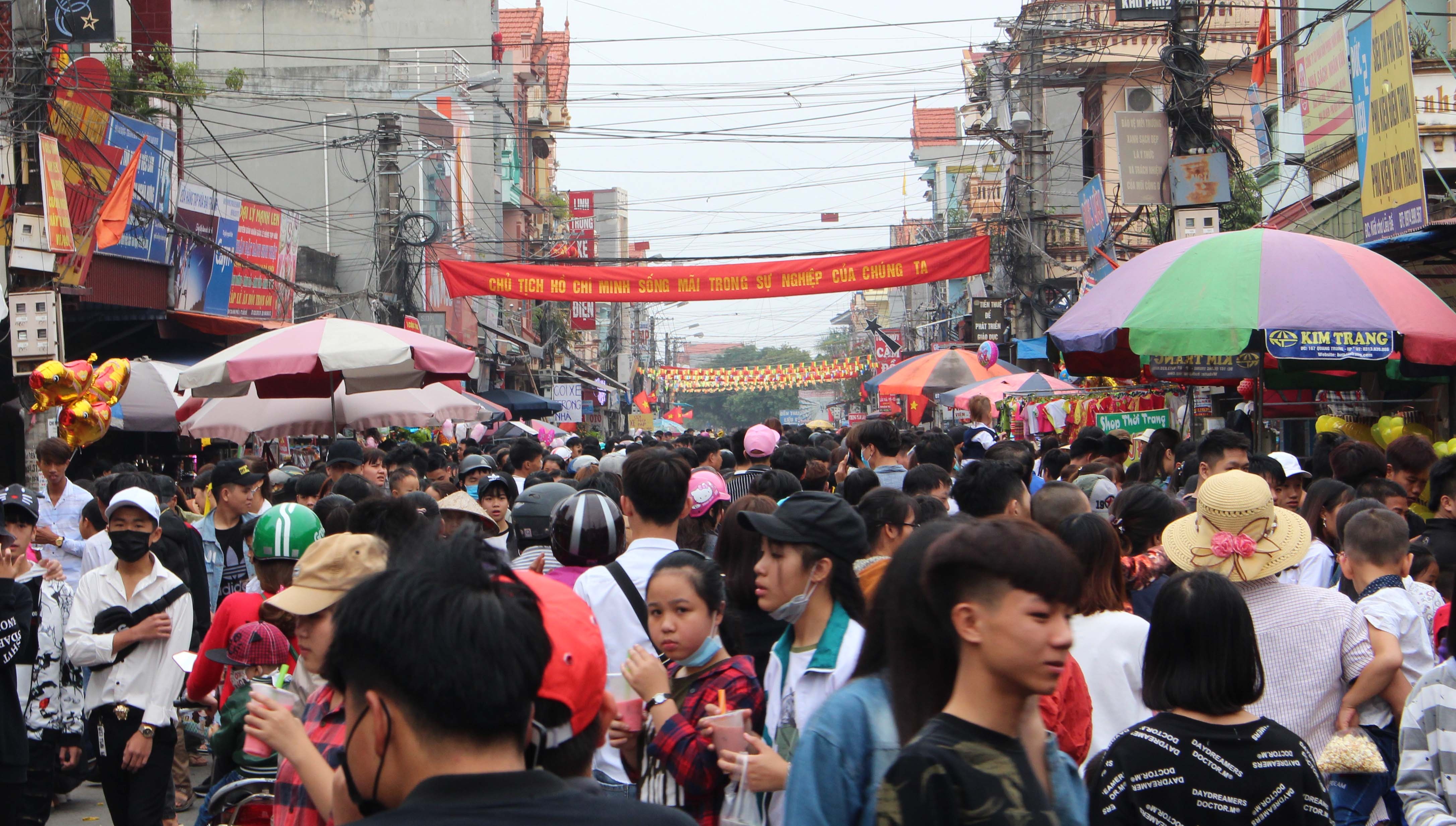 Cho Xuan Lieu De tap nap nguoi di mua de cau may hinh anh