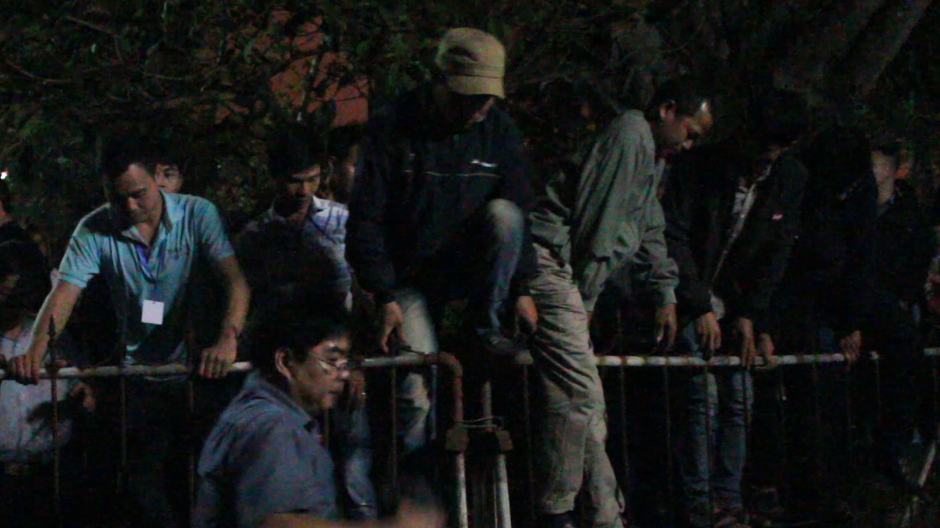 Canh tung tien, leo rao hon loan sau le khai an den Tran hinh anh