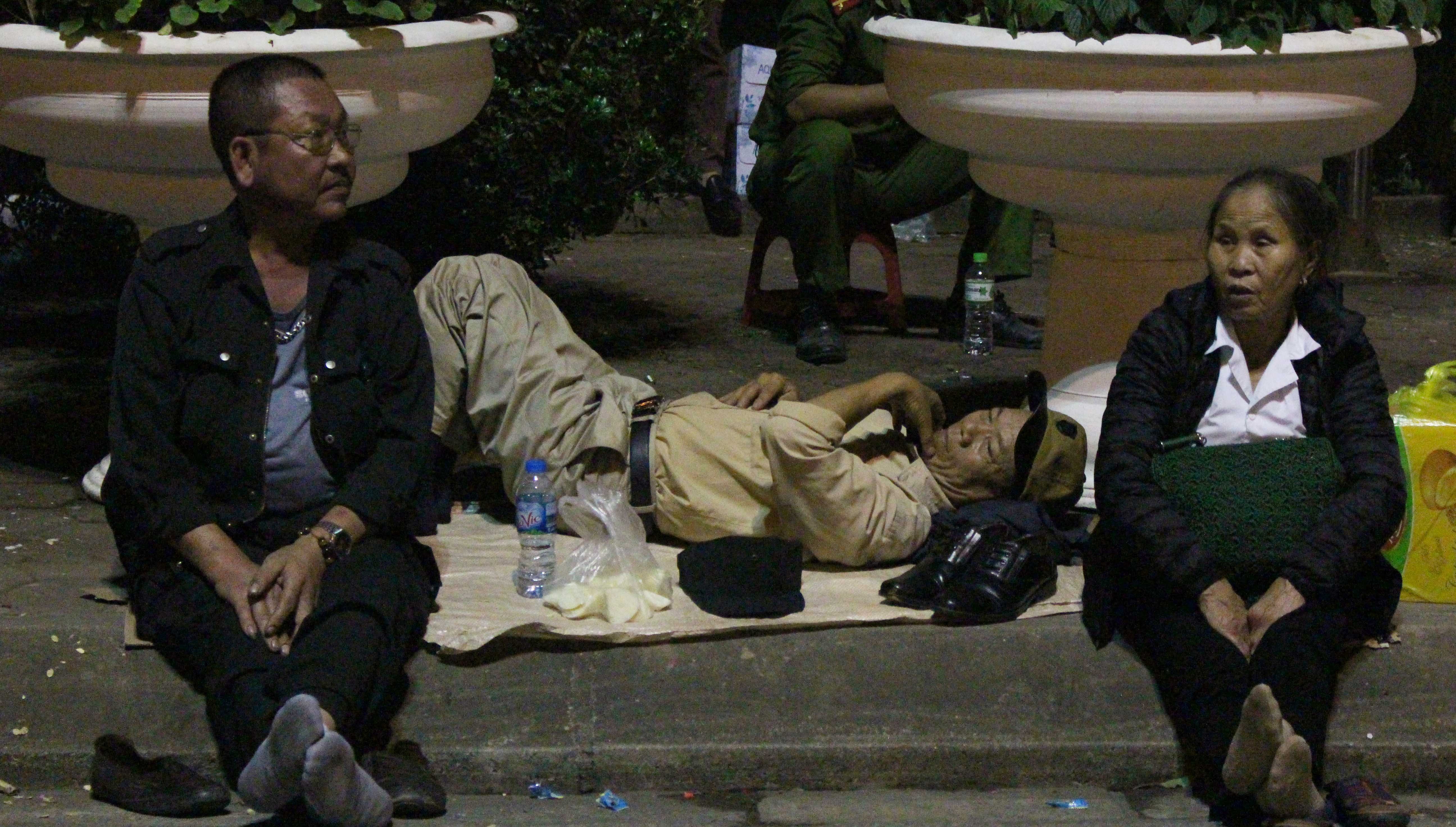 Ngu via he, nam tren xe cho phat an den Tran hinh anh