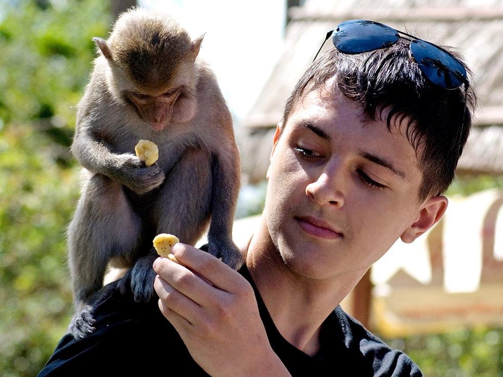 Bay khi dua vui, chup hinh cung khach du lich tren dao o Nha Trang hinh anh