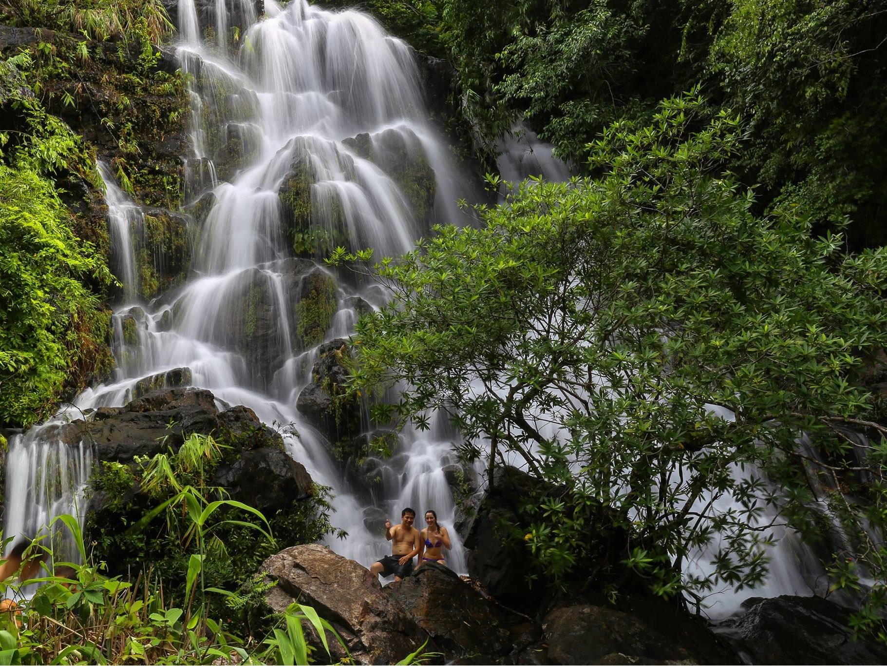 Dap tan con nong ngay he o Thac Gio hinh anh
