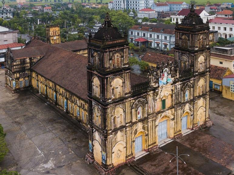 Ngam ve dep co kinh cua nha tho Bui Chu truoc ngay du kien ha giai hinh anh