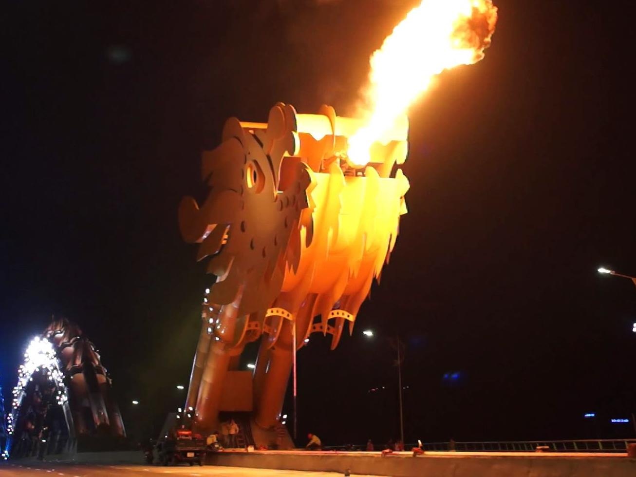 Xem cau Rong phun nuoc, lua dip cuoi tuan o Da Nang hinh anh