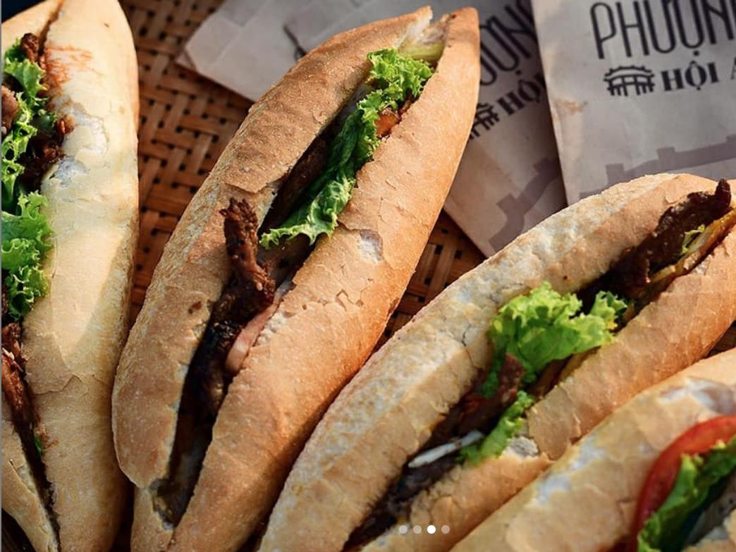 Khach Tay xep hang dai cho mua banh mi o Hoi An hinh anh