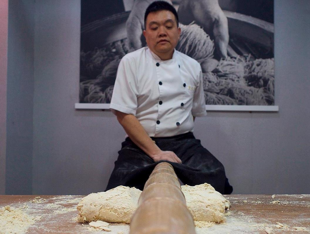 Nguoi tho nhun nhay che bien mon mi hiem nhat Trung Quoc hinh anh