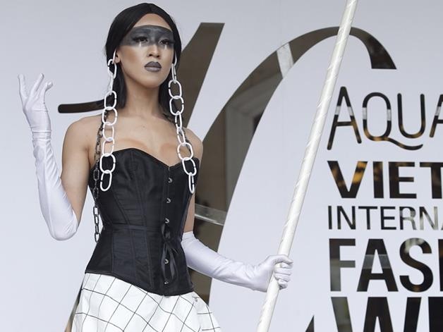 Street style ngay dau tien: Con trai hoan toan co the mac vay, make up hinh anh