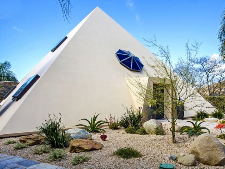 Can biet thu trieu USD hinh kim tu thap doc dao hinh anh