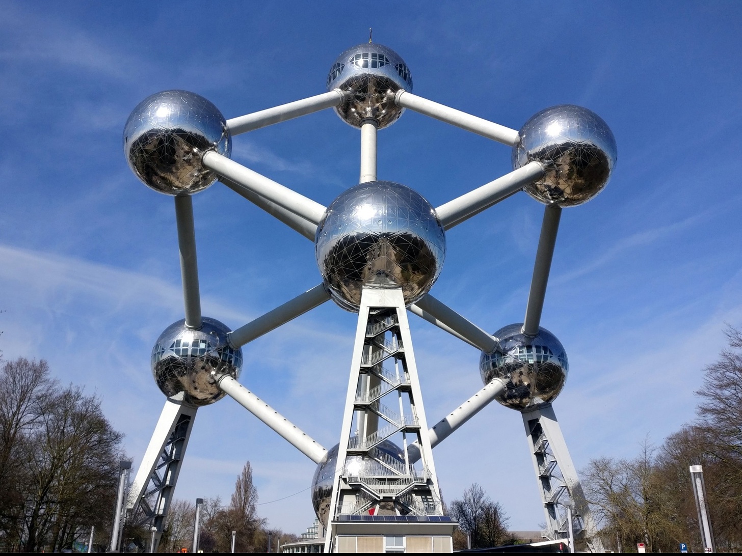 Toa nha co thiet ke theo mo hinh cau truc nguyen tu la mat hinh anh