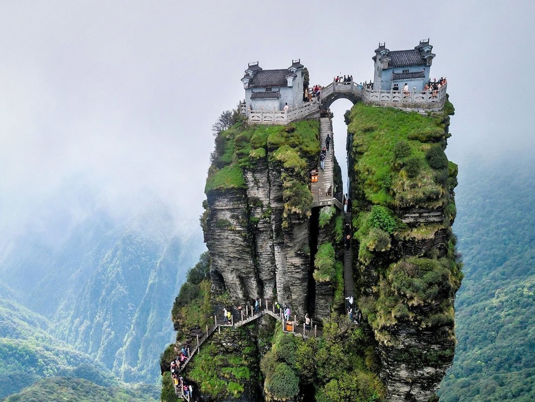 Hai ngoi chua co nam cheo leo tren vach da hinh anh