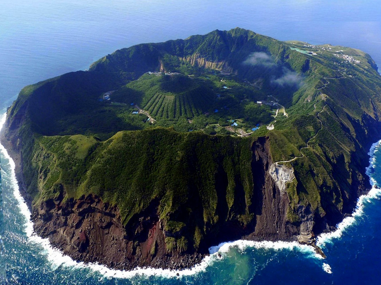 Ngoi lang nam tren mieng nui lua dang hoat dong hinh anh