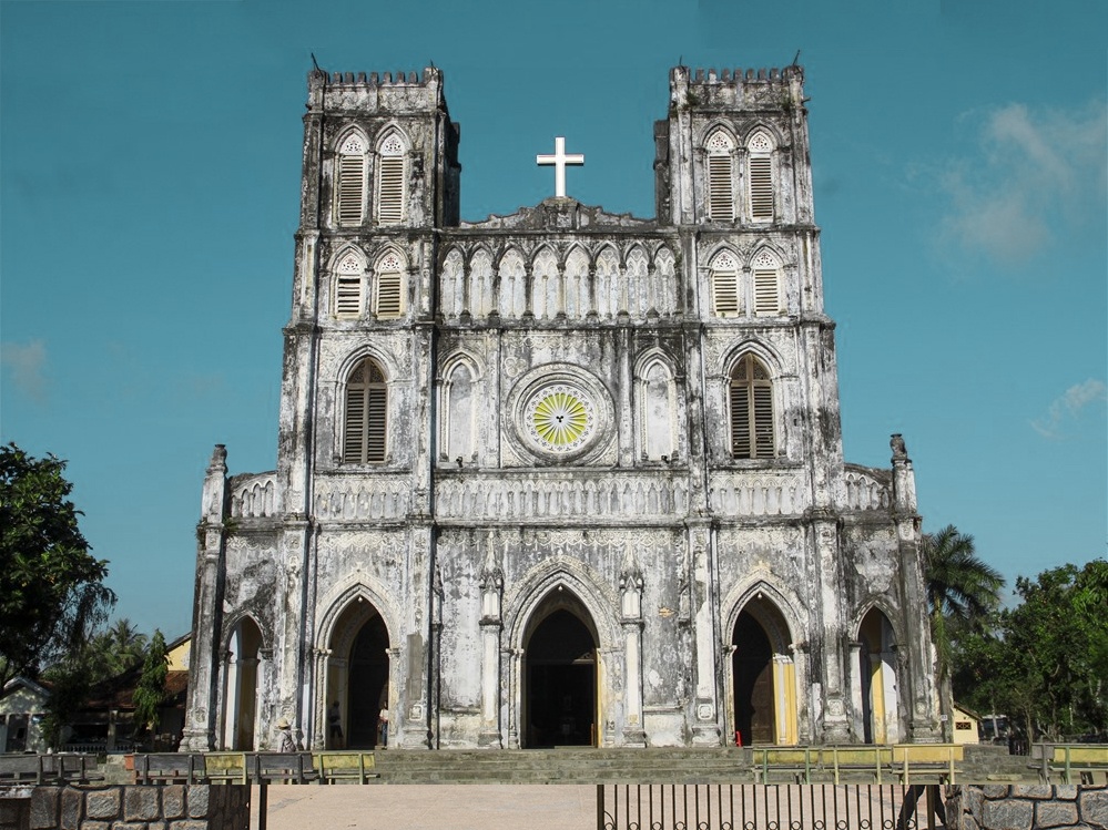 Bi mat ben trong nha tho co o Phu Yen hinh anh