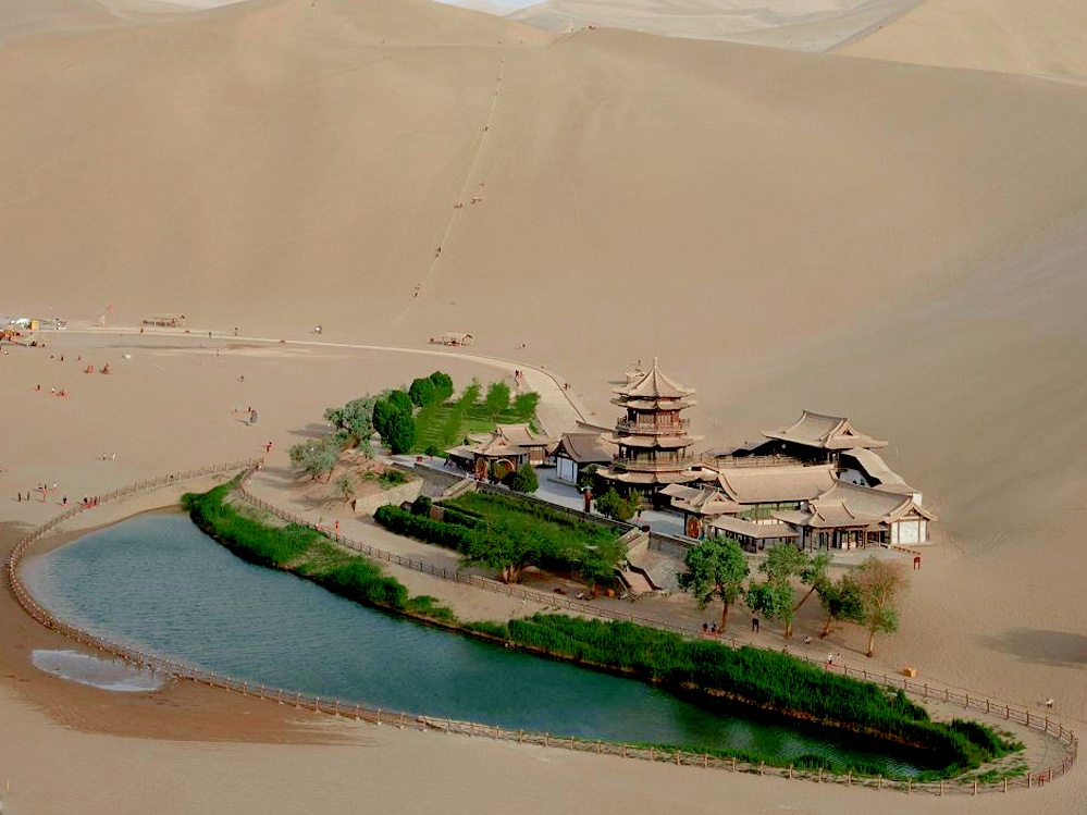 Ho nuoc 2.000 nam nam giua sa mac hinh anh