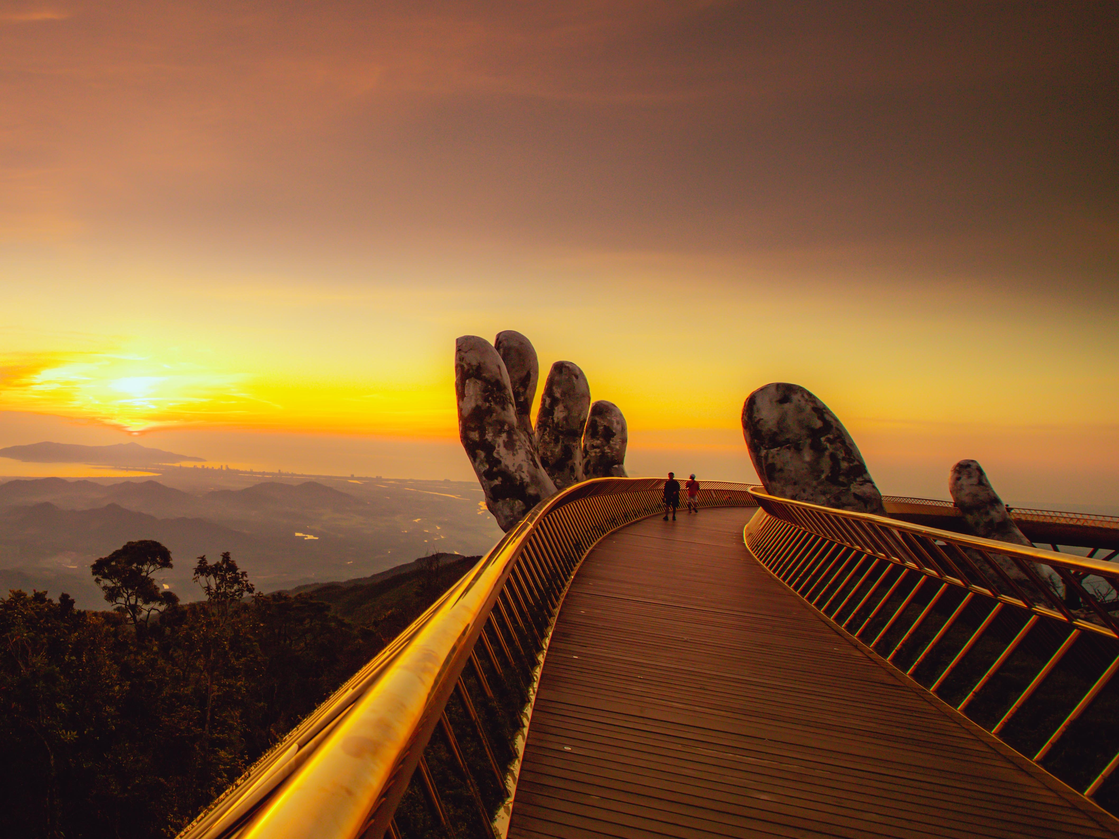Ngam cau Vang tuyet dep trong buoi binh minh hinh anh