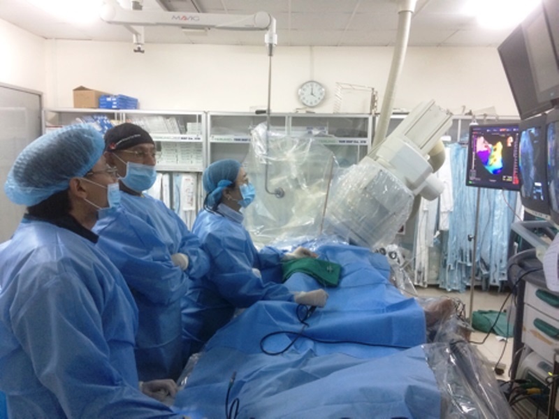 Bac si My, Nhat cuu song 10 benh nhan bi loan nhip tim hinh anh