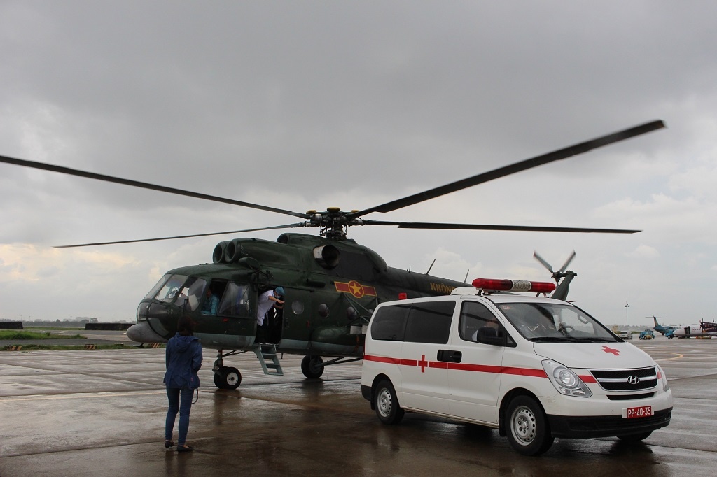 Truc thang vuot 2.000 cay so cuu ngu dan gap nan o Truong Sa hinh anh