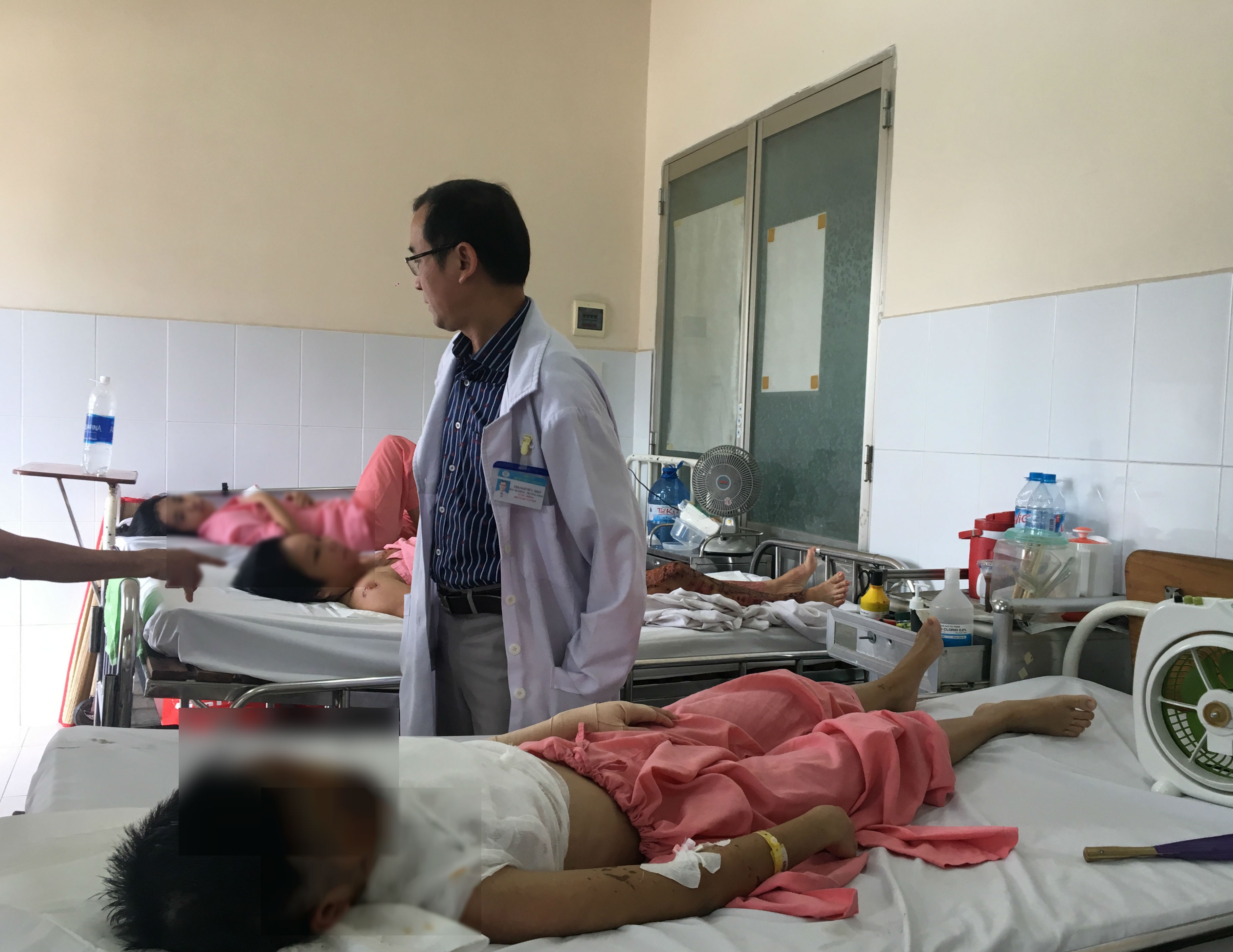 Thieu nu mien Tay bi tat axit huy hoai toan bo khuon mat hinh anh