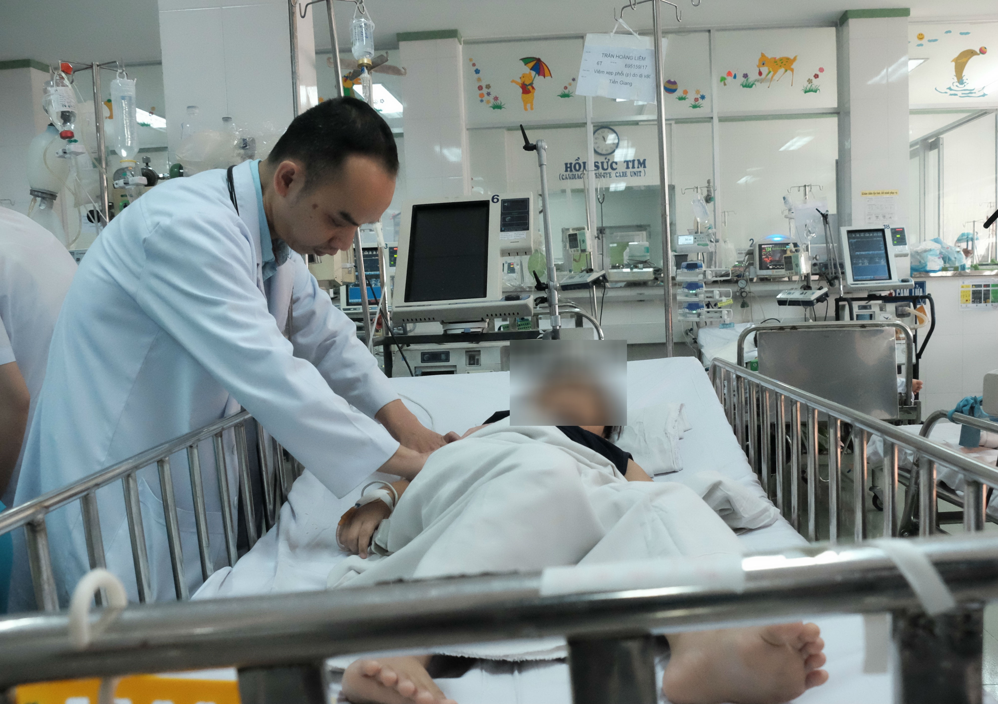 Be trai 6 tuoi nuot den LED phai cat mot phan thuy phoi hinh anh