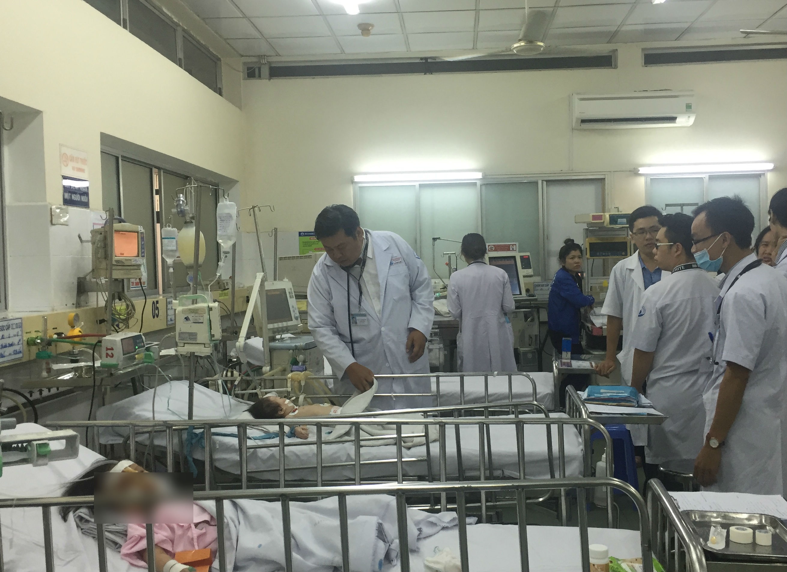 Be gai 7 tuoi o Sai Gon tu vong vi hoc ca vien chien hinh anh