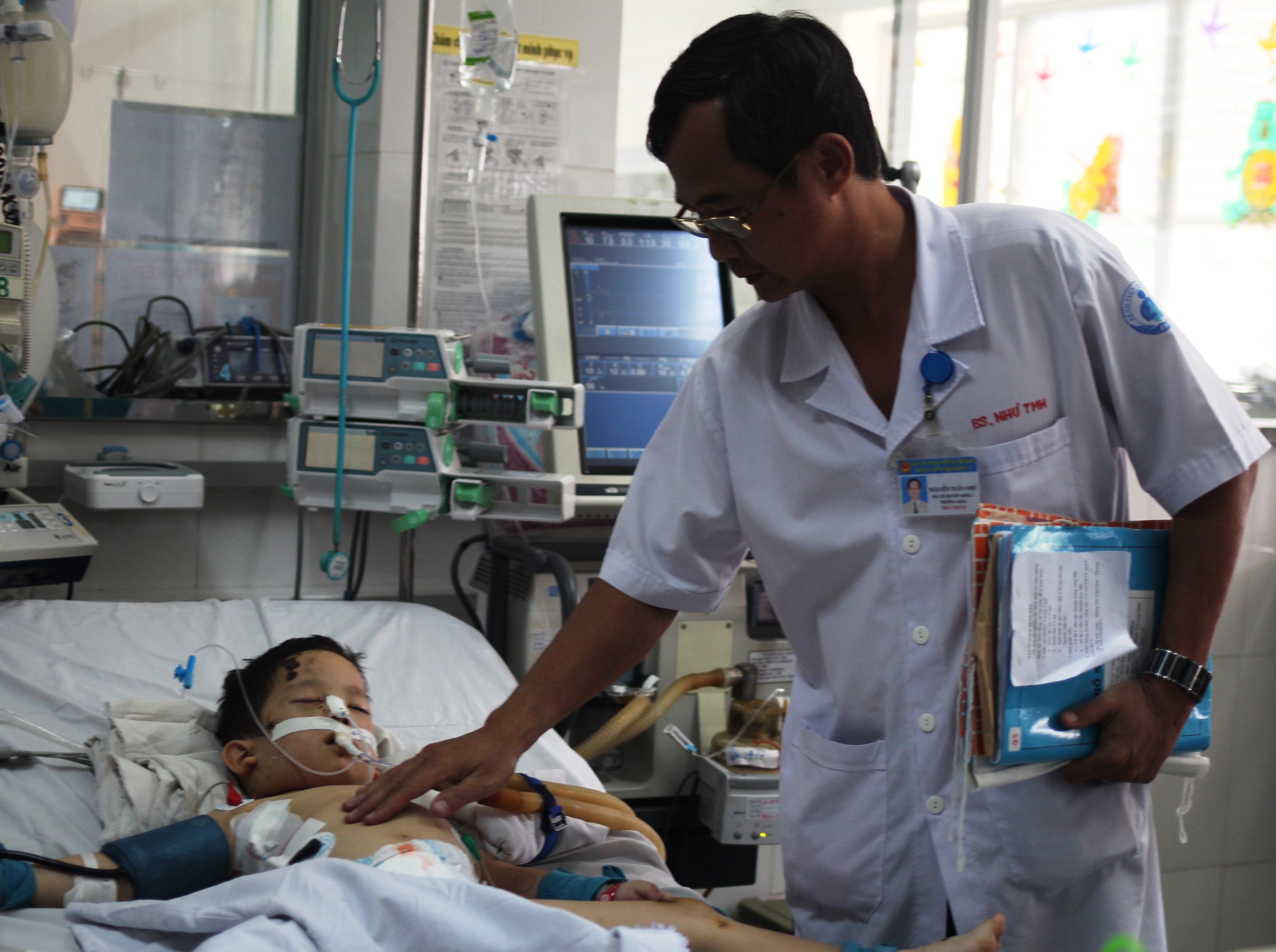 Bac si am anh khi cap cuu cho hai be trai bi cho nha tan cong hinh anh