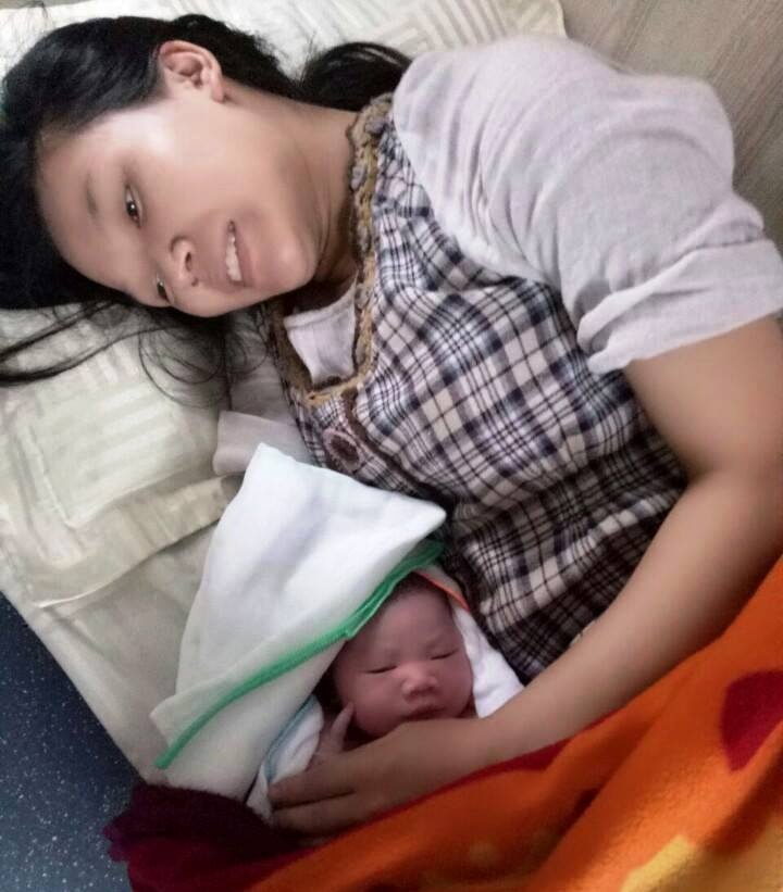 Be gai chao doi tren chuyen tau Nam - Bac hinh anh